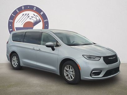 Used 2023 Chrysler Pacifica Touring-L