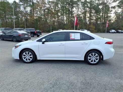 Used 2025 Toyota Corolla LE image 3