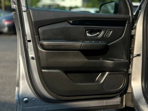 Used 2025 Honda Pilot TrailSport image 9