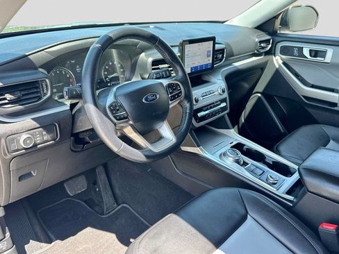 Used 2022 Ford Explorer XLT w/ Equipment Group 202A AWD/4WD image 2