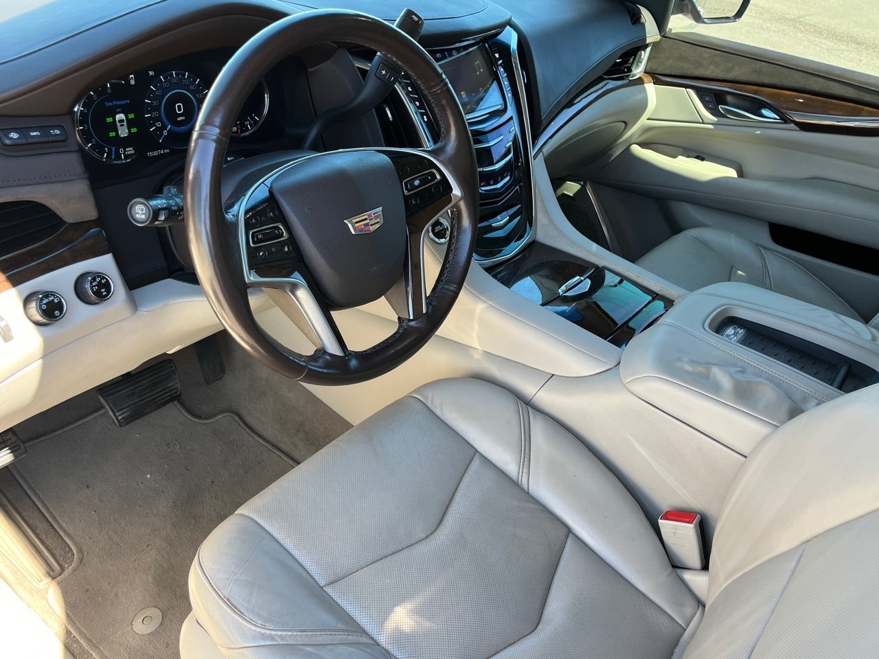 Used 2017 Cadillac Escalade Luxury AWD/4WD image 16