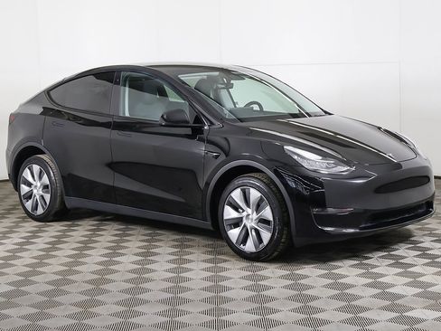 Used 2023 Tesla Model Y Long Range image 2