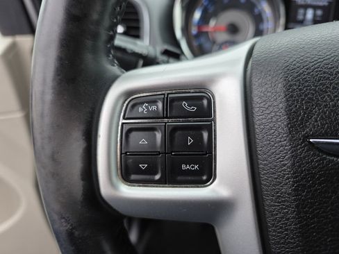 Used 2014 Chrysler Town & Country Touring-L w/ Driver Convenience Group image 23