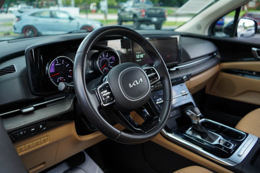 Used 2024 Kia Carnival EX FWD image 5