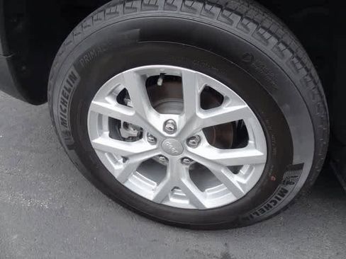 Used 2023 Jeep Grand Cherokee Limited image 27