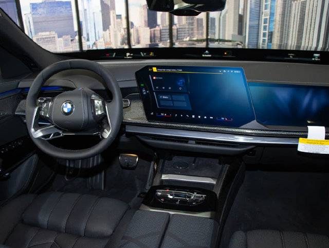 Used 2027 BMW i7 xDrive50 w/ M Sport Package AWD/4WD image 14