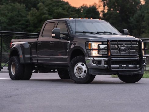 Used 2017 Ford F350 Lariat w/ FX4 Off-Road Package AWD/4WD image 2