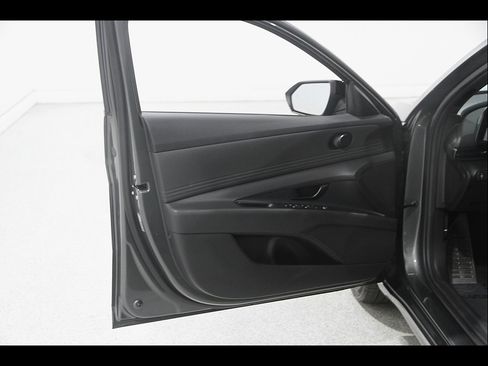 Certified 2025 Hyundai Elantra Sport FWD image 4