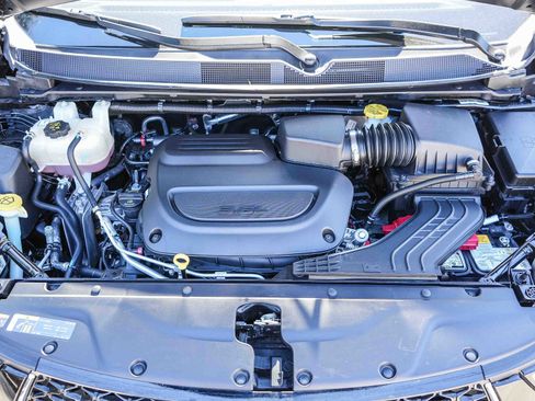 Used 2025 Chrysler Pacifica Select image 27