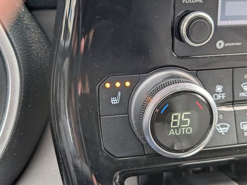 Used 2021 Toyota Highlander XLE image 18