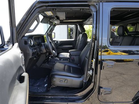 Used 2024 Jeep Wrangler Unlimited Sahara w/ Technology Group AWD/4WD image 19