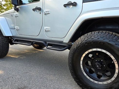 Used 2010 Jeep Wrangler Unlimited Sahara w/ Dual Top Group AWD/4WD image 10
