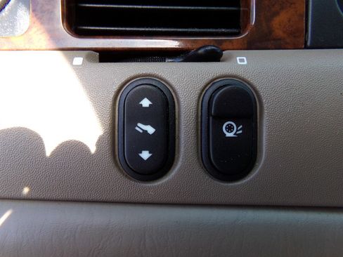 Used 2002 Lincoln Town Car Signature RWD image 40