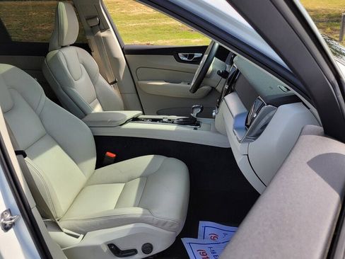 Used 2020 Volvo XC60 T6 Momentum w/ Protection Package image 16
