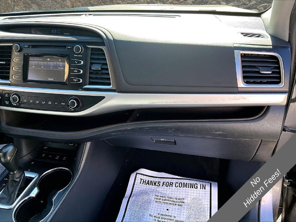 Used 2019 Toyota Highlander LE AWD/4WD image 10