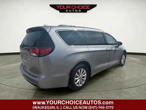Used 2018 Chrysler Pacifica Touring-L FWD image 5