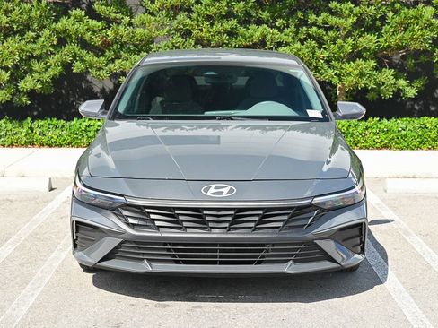 Used 2024 Hyundai Elantra Blue image 2