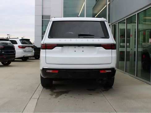 Used 2025 Jeep Wagoneer 4WD image 7