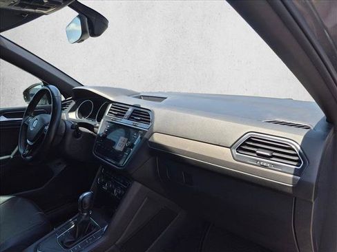 Used 2018 Volkswagen Tiguan SEL w/ R-Line Package FWD image 17