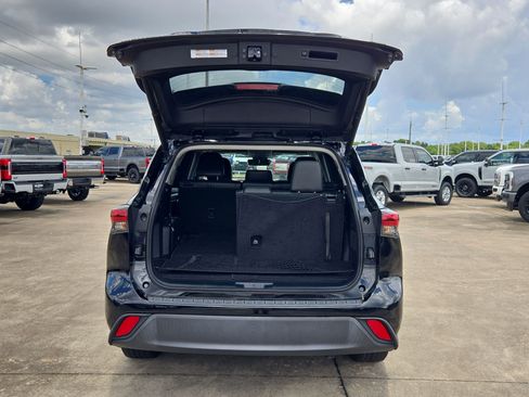 Used 2022 Toyota Highlander XLE FWD image 27