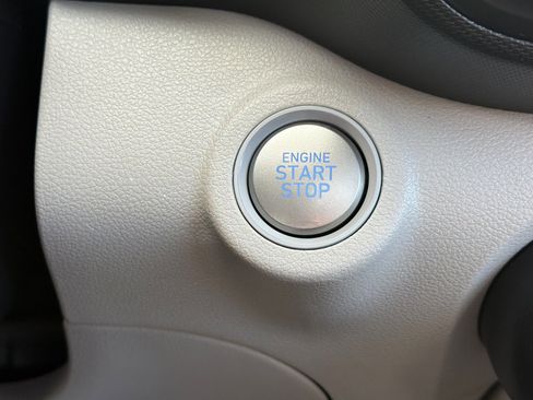 Used 2025 Hyundai Venue SEL image 21