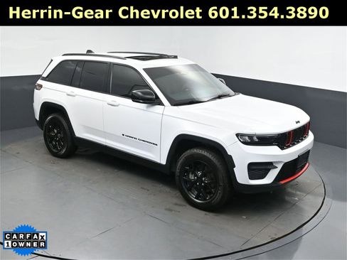 Used 2025 Jeep Grand Cherokee Altitude image 1