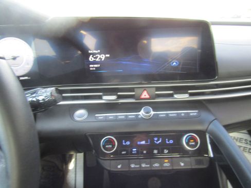 Used 2025 Hyundai Elantra Limited FWD image 20