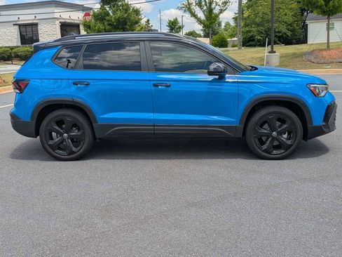 Certified 2025 Volkswagen Taos SE AWD/4WD image 3