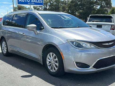 Used 2019 Chrysler Pacifica Touring-L FWD image 5