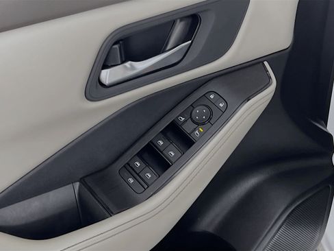 Used 2024 Nissan Rogue SV image 17