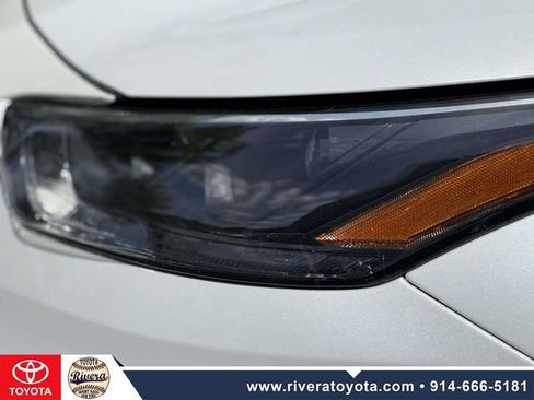 Used 2022 Toyota Highlander XLE AWD/4WD image 9