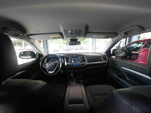 Used 2019 Toyota Highlander Plus w/ Carpet Mat Package (TMS) AWD/4WD image 19