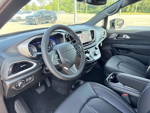 New 2027 Chrysler Pacifica Select FWD image 25