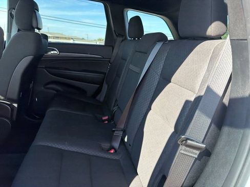 Used 2019 Jeep Grand Cherokee Laredo AWD/4WD image 21