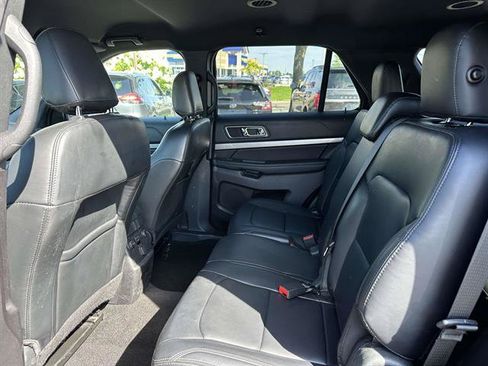 Used 2019 Ford Explorer XLT w/ Equipment Group 202A AWD/4WD image 31