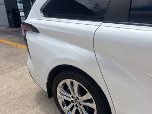 Used 2024 Toyota Sienna Platinum FWD image 6