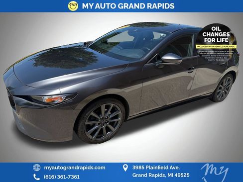Used 2020 MAZDA MAZDA3 Hatchback w/ Preferred Package FWD image 3