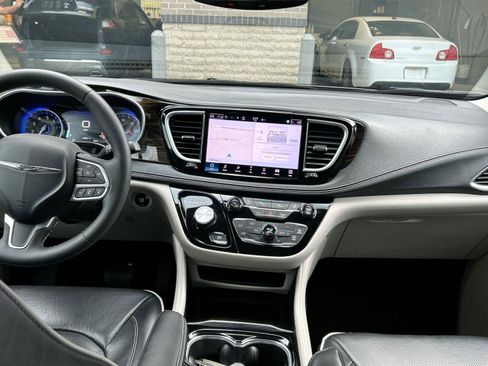 Used 2024 Chrysler Pacifica Limited FWD image 18
