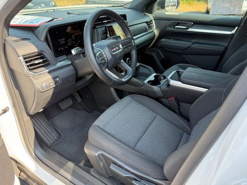 Used 2025 GMC Terrain Elevation w/ Technology Package II image 13