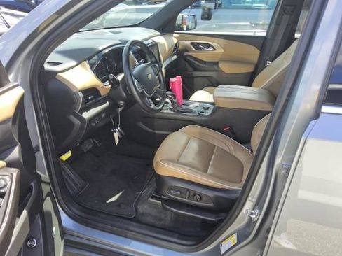 Used 2023 Chevrolet Traverse Premier FWD image 6
