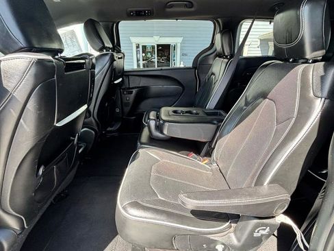 Used 2018 Chrysler Pacifica Limited FWD image 23