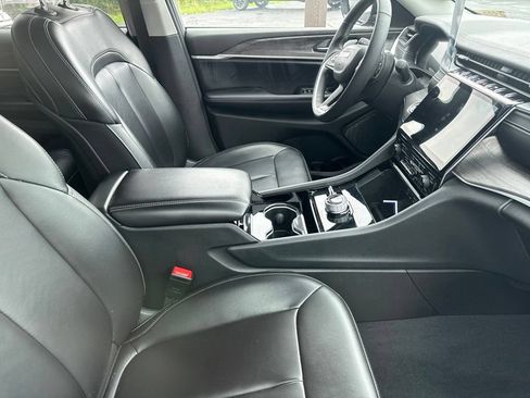 Used 2023 Jeep Grand Cherokee Limited AWD/4WD image 23