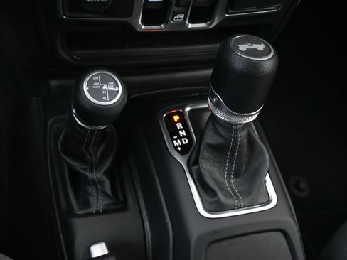 Used 2025 Jeep Wrangler Unlimited Sahara AWD/4WD image 24