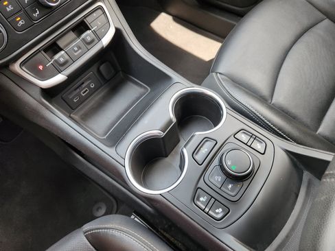 Used 2022 GMC Terrain SLT w/ Tech Package FWD image 22