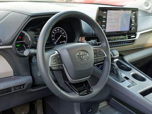 Used 2023 Toyota Sienna Limited AWD/4WD image 19