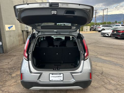 Used 2025 Kia Soul LX w/ LX Technology Package FWD image 29