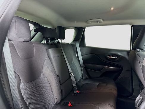 Used 2019 Jeep Cherokee Latitude w/ Popular Appearance Group FWD image 24