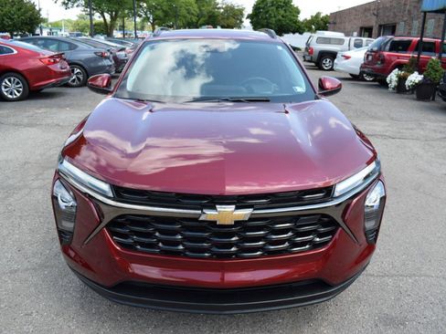 Used 2024 Chevrolet Trax LT w/ Sunroof Package FWD image 3