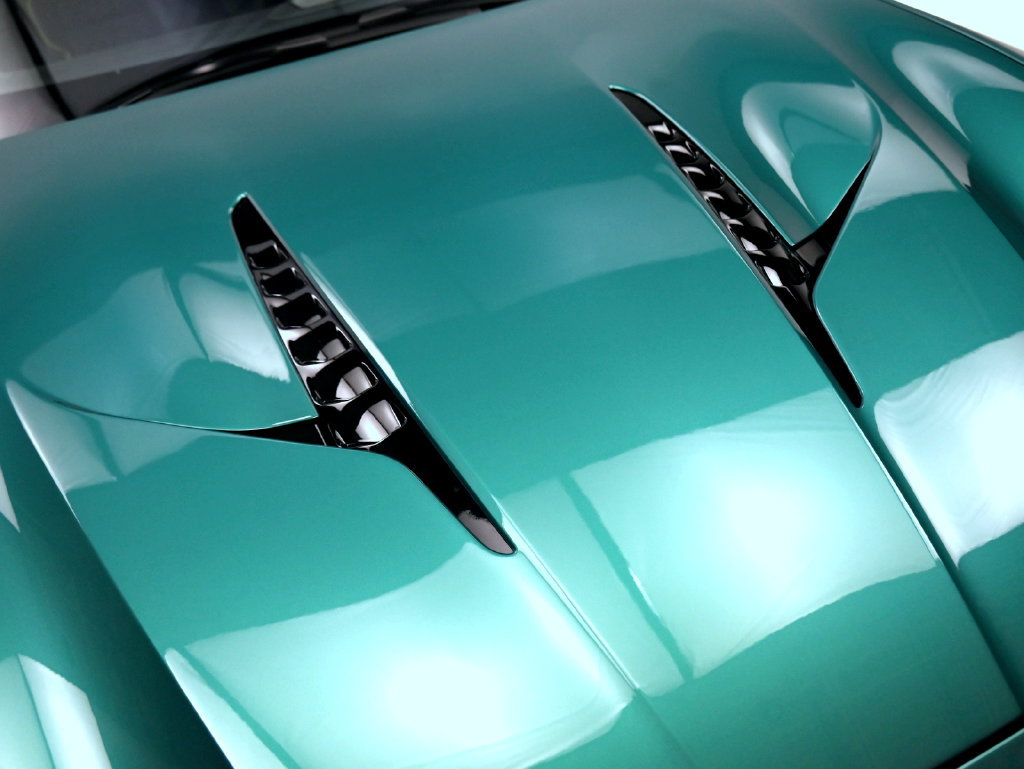 Used 2025 Aston Martin Vanquish RWD image 24