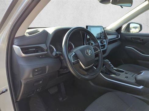 Used 2022 Toyota Highlander LE image 10